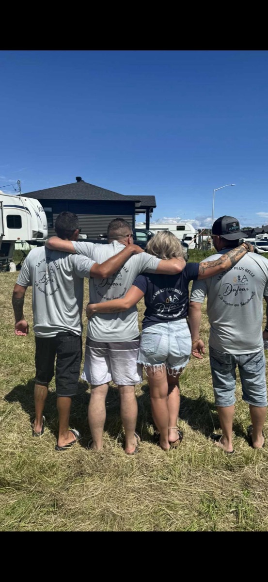 Des amis portant fièrement les gilets Immobilière Dufour