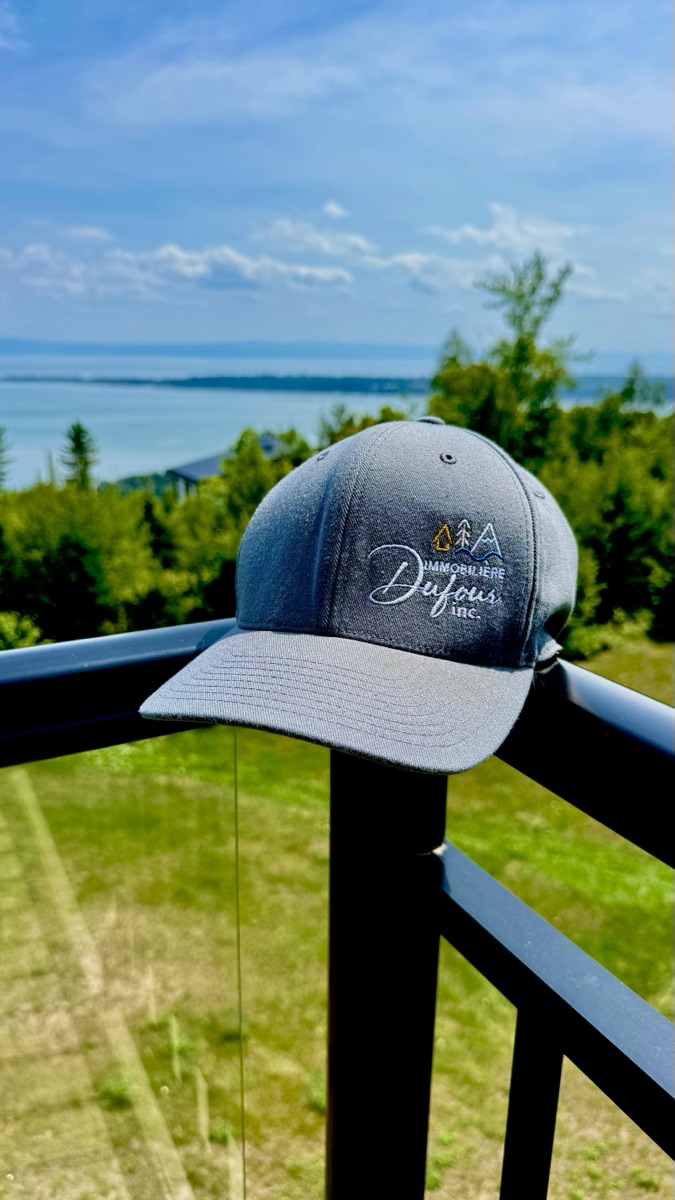 Casquette Immobilière Dufour avec vue sur le fleuve