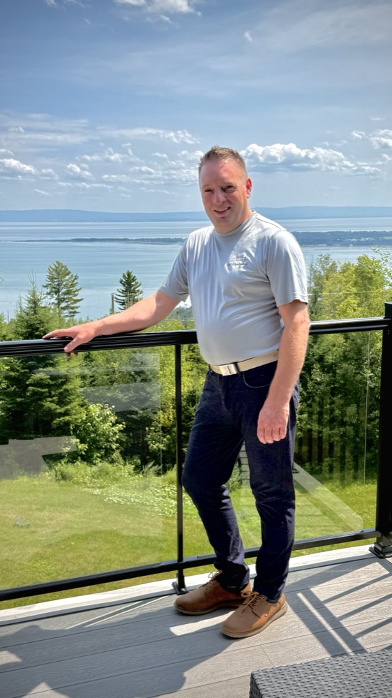 Homme portant le chandail Immobilière Dufour, vue sur le fleuve