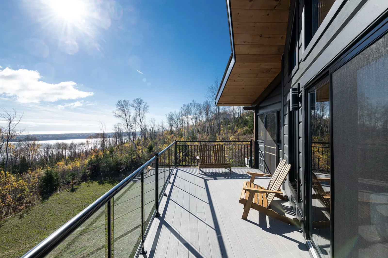 Terrasse avec vue sur le fleuve au soleil