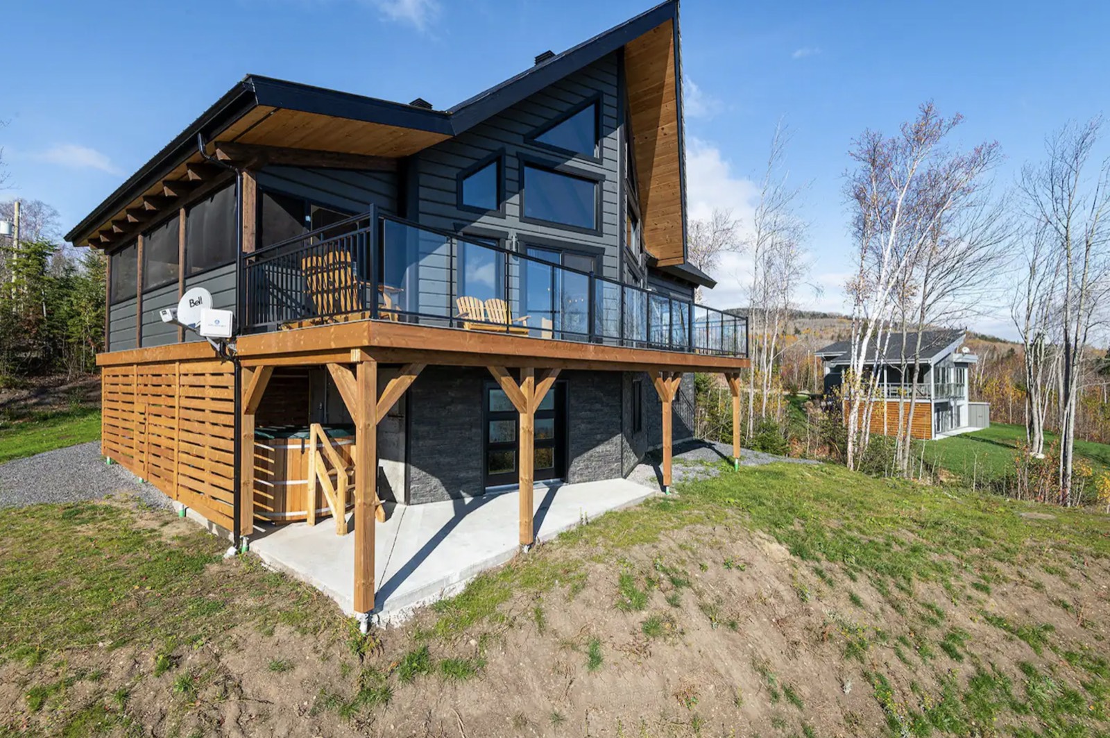 Extérieur du chalet avec terrasse et bain nordique