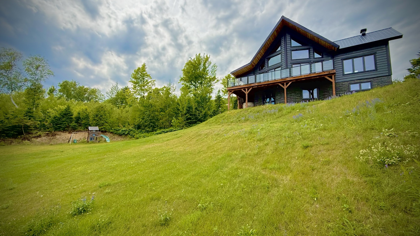 Façade du chalet vue depuis le terrain en contrebas