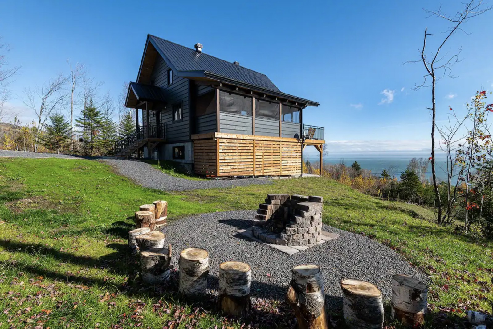Extérieur du chalet avec vue sur le fleuve