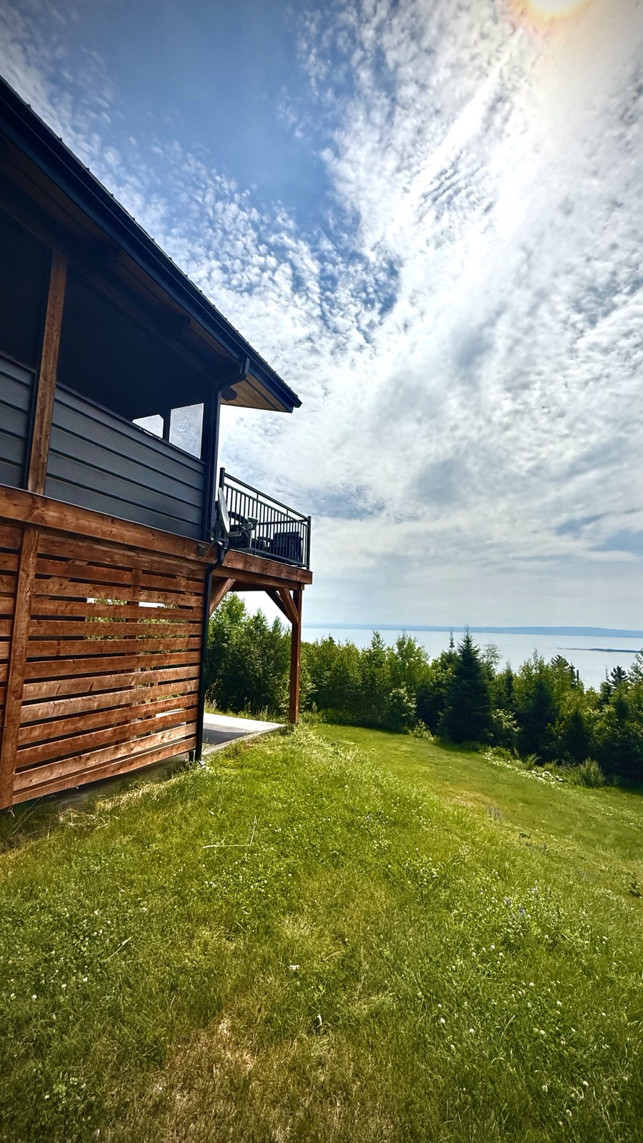 Vue sur le terrain et le fleuve depuis le chalet