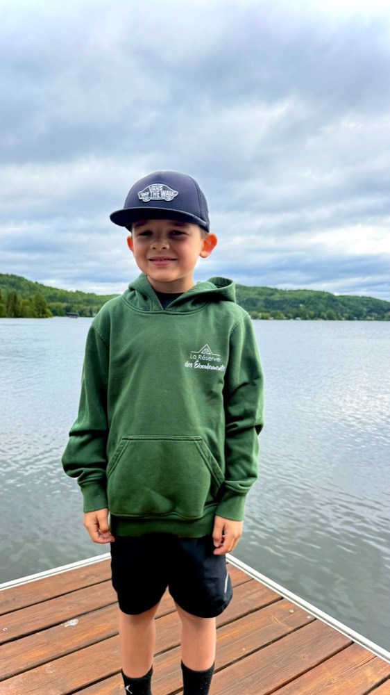 Enfant portant le chandail à capuchon Immobilière Dufour, de face