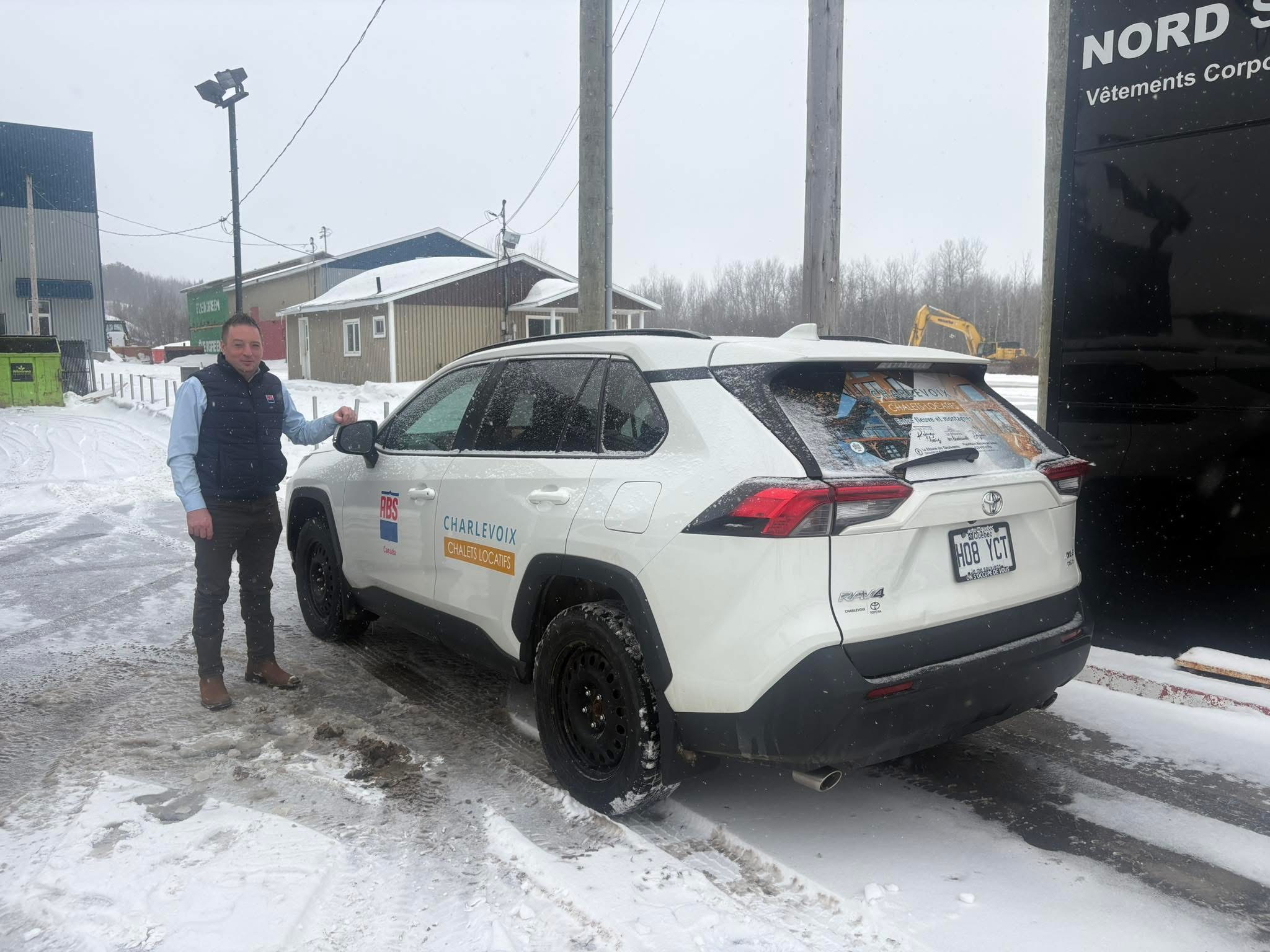 Marc-André devant son véhicule Immobilière Dufour lors d'une tournée au Québec