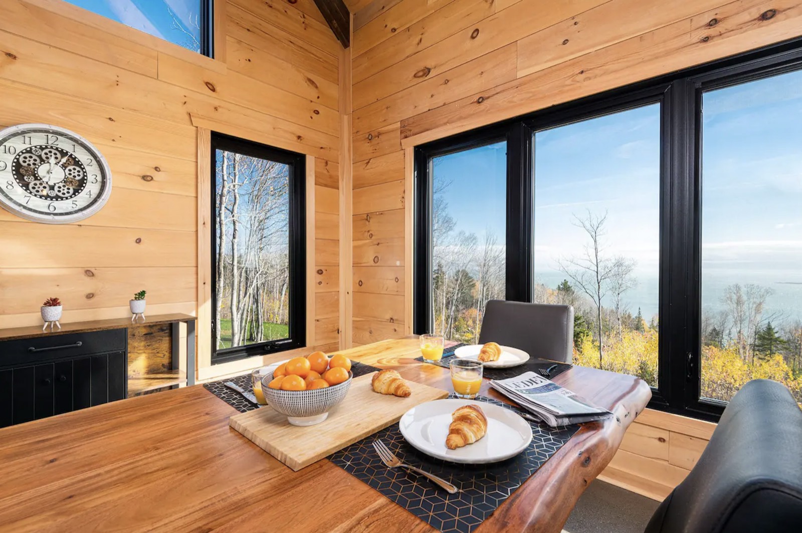 Salle à manger avec vue sur le fleuve