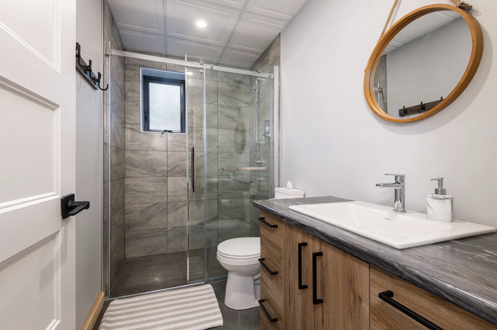 Salle de bain avec douche vitrée