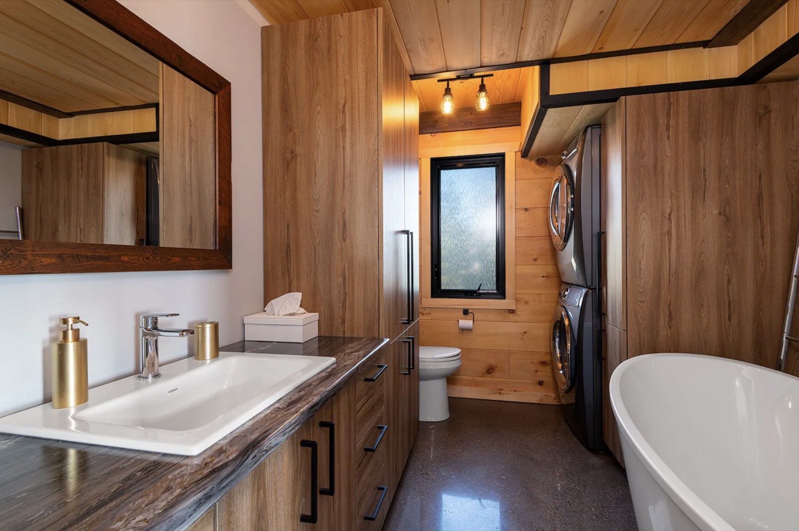 Salle de bain avec bain autoportant