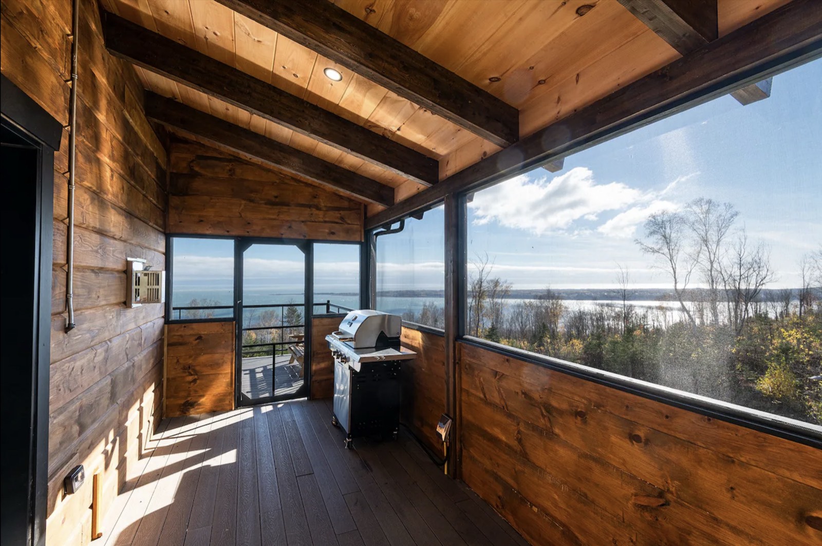 Terrasse couverte avec BBQ et vue sur le fleuve