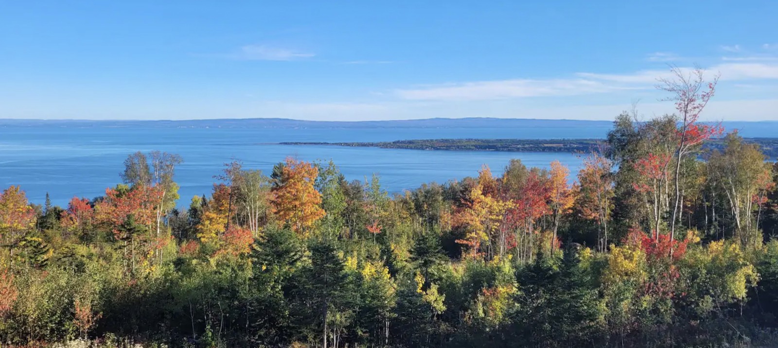 Vue sur le fleuve en automne
