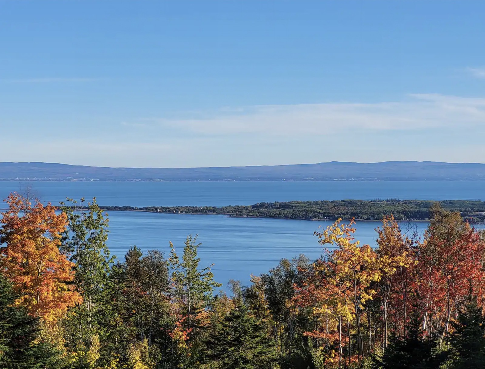 Vue ensoleillée sur le fleuve en automne
