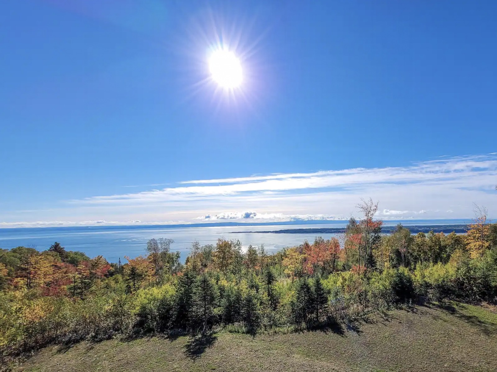 Vue sur le fleuve et les montagnes de Charlevoix